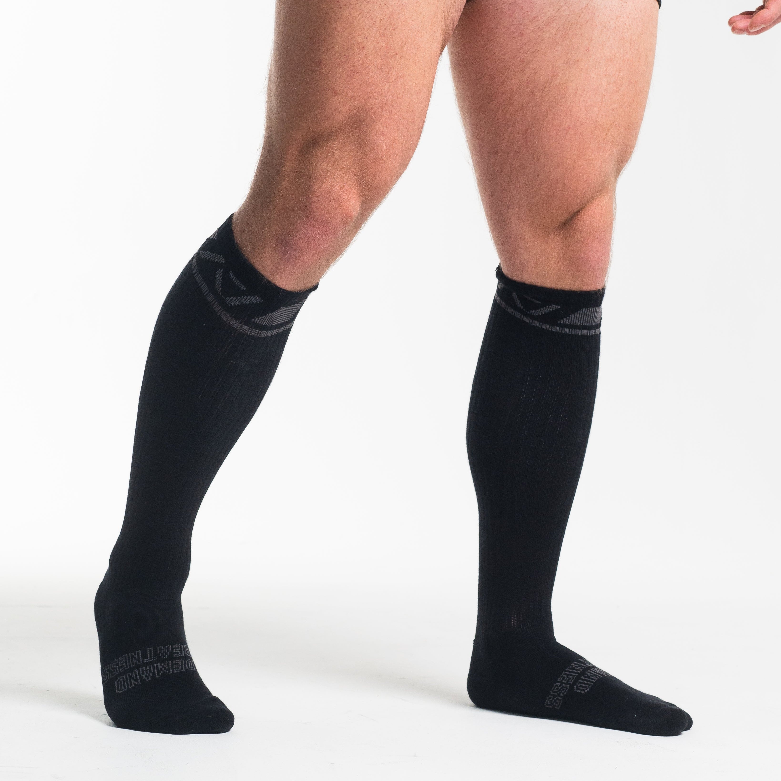 A7 Shadow Stone Deadlift socks are designed specifically for pulls and keep your shins protected from scrapes. A7 deadlift socks are a perfect pair to wear in training or powerlifting competition. The IPF Approved Kit includes Powerlifting Singlet, A7 Meet Shirt, A7 Zebra Wrist Wraps, A7 Deadlift Socks, Hourglass Knee Sleeves (Stiff Knee Sleeves and Rigor Mortis Knee Sleeves). Genouillères powerlifting shipping to France, Spain, Ireland, Germany, Italy, Sweden and EU.