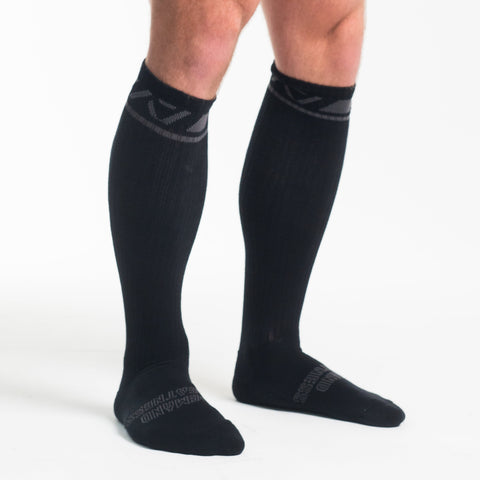 A7 Shadow Stone Deadlift socks are designed specifically for pulls and keep your shins protected from scrapes. A7 deadlift socks are a perfect pair to wear in training or powerlifting competition. The IPF Approved Kit includes Powerlifting Singlet, A7 Meet Shirt, A7 Zebra Wrist Wraps, A7 Deadlift Socks, Hourglass Knee Sleeves (Stiff Knee Sleeves and Rigor Mortis Knee Sleeves). Genouillères powerlifting shipping to France, Spain, Ireland, Germany, Italy, Sweden and EU.