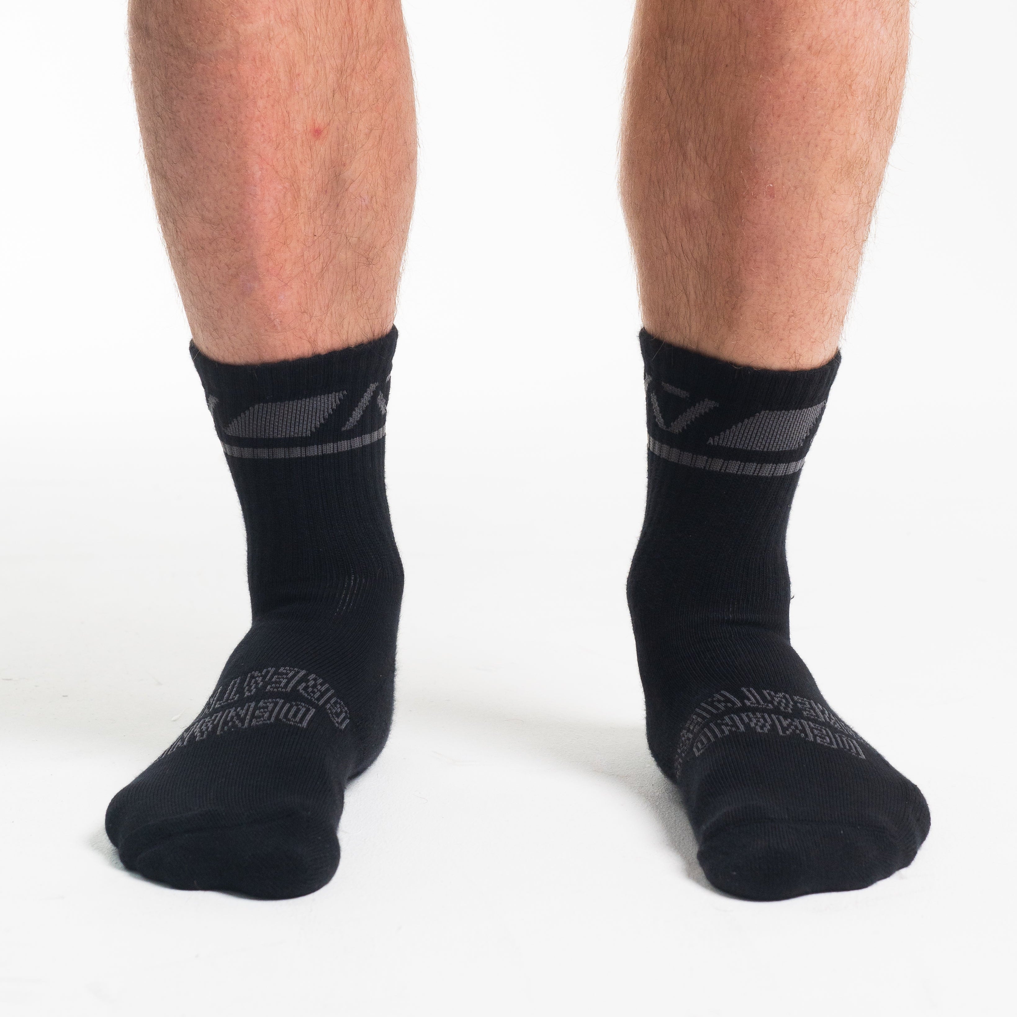 A7 Shadow Stone Crew socks showcase dark grey logos to keep contrast at a minimum and let your energy show on the platform, in your training or while out and about. The IPF Approved Shadow Stone Meet Kit includes Powerlifting Singlet, A7 Meet Shirt, A7 Zebra Wrist Wraps, A7 Deadlift Socks, Hourglass Knee Sleeves (Stiff Knee Sleeves and Rigor Mortis Knee Sleeves). Genouillères powerlifting shipping to France, Spain, Ireland, Germany, Italy, Sweden and EU. 