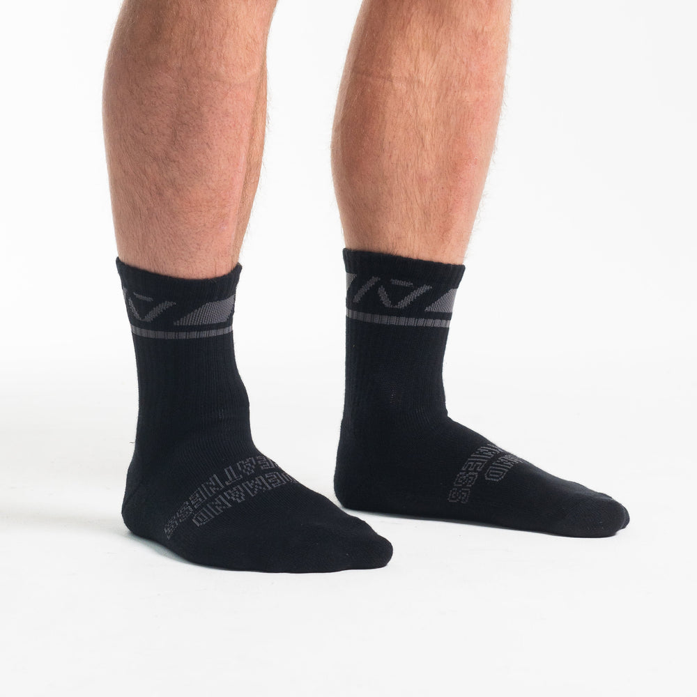
                      
                        A7 Shadow Stone Crew socks showcase dark grey logos to keep contrast at a minimum and let your energy show on the platform, in your training or while out and about. The IPF Approved Shadow Stone Meet Kit includes Powerlifting Singlet, A7 Meet Shirt, A7 Zebra Wrist Wraps, A7 Deadlift Socks, Hourglass Knee Sleeves (Stiff Knee Sleeves and Rigor Mortis Knee Sleeves). Genouillères powerlifting shipping to France, Spain, Ireland, Germany, Italy, Sweden and EU. 
                      
                    