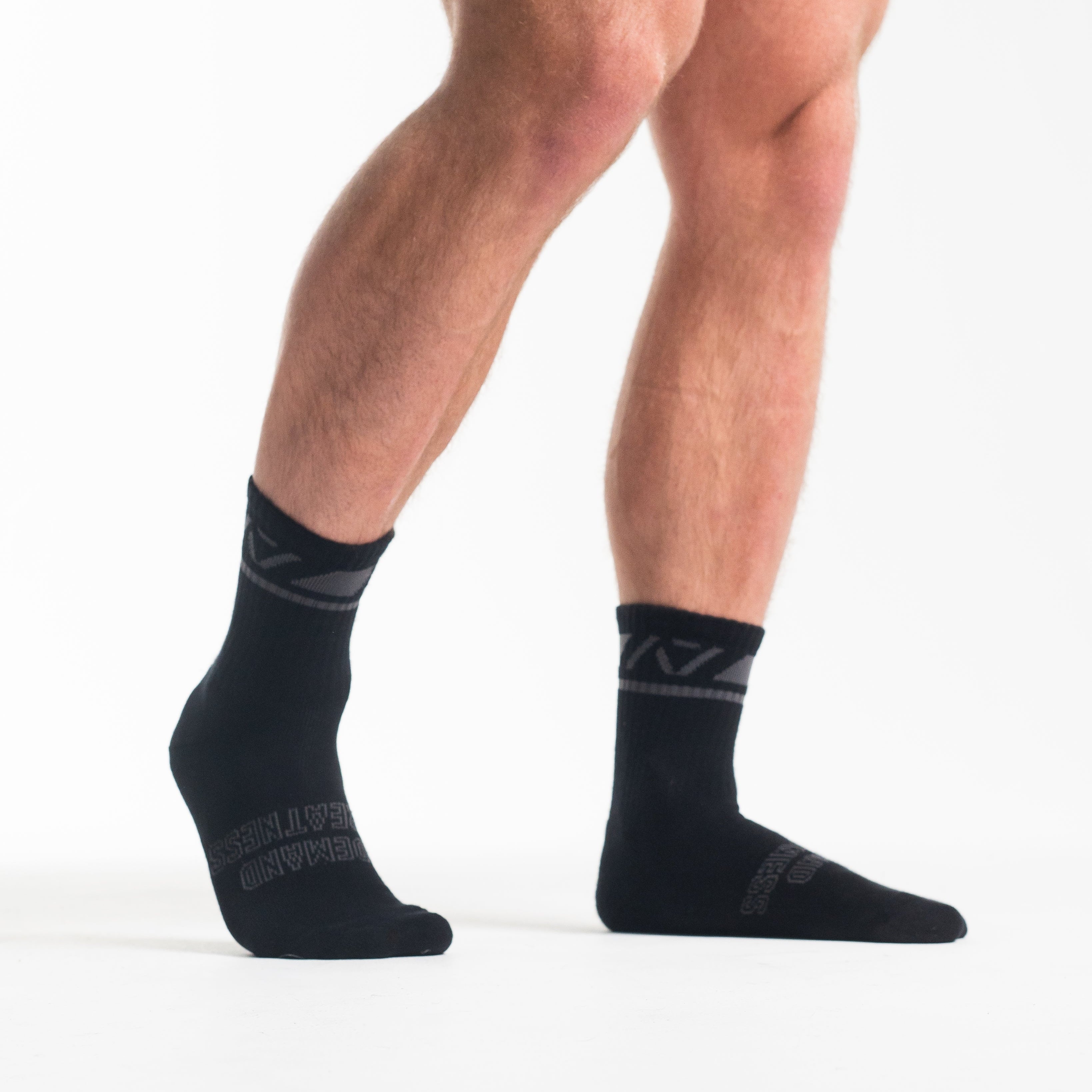 A7 Shadow Stone Crew socks showcase dark grey logos to keep contrast at a minimum and let your energy show on the platform, in your training or while out and about. The IPF Approved Shadow Stone Meet Kit includes Powerlifting Singlet, A7 Meet Shirt, A7 Zebra Wrist Wraps, A7 Deadlift Socks, Hourglass Knee Sleeves (Stiff Knee Sleeves and Rigor Mortis Knee Sleeves). Genouillères powerlifting shipping to France, Spain, Ireland, Germany, Italy, Sweden and EU. 