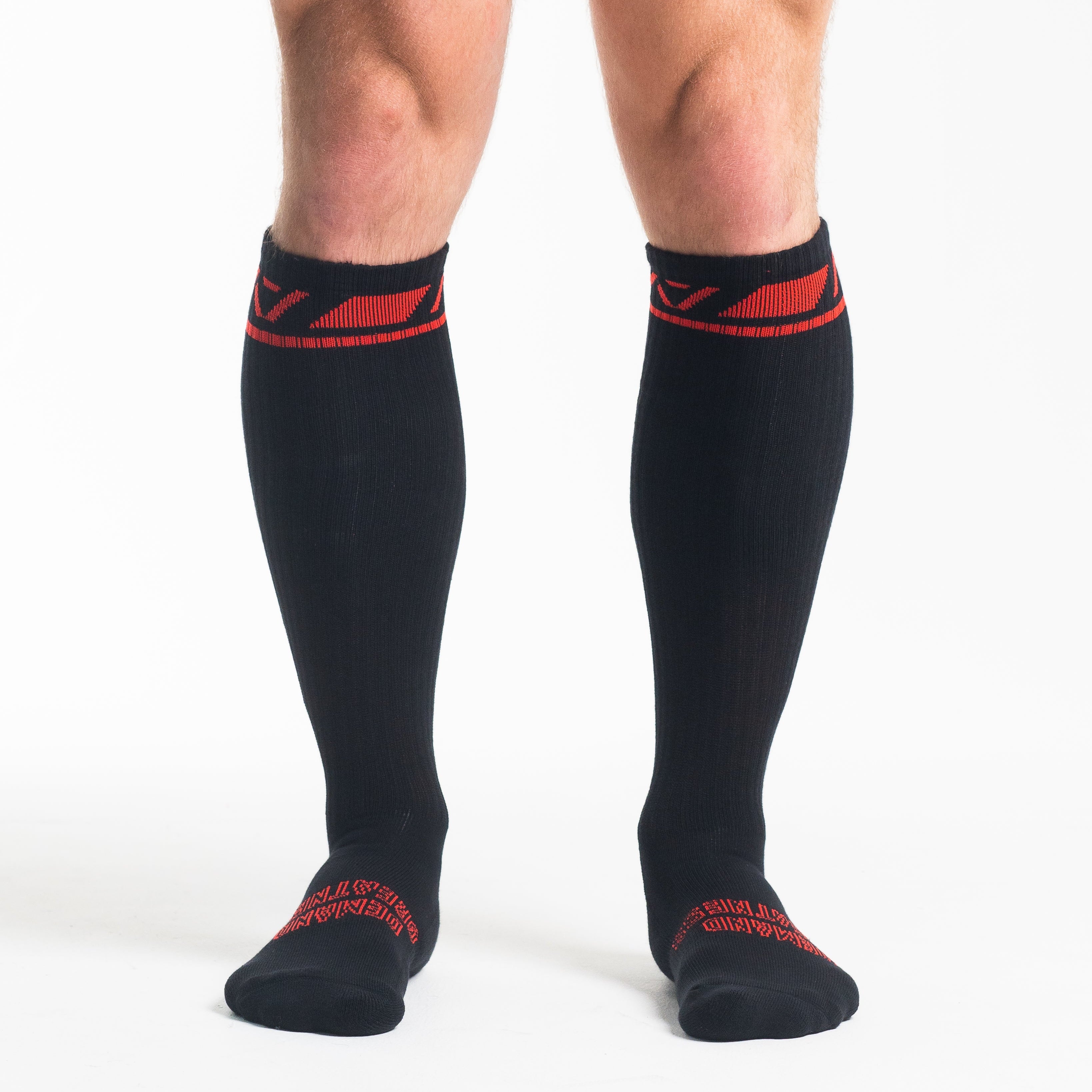 A7 Red Dawn Deadlift socks are designed specifically for pulls and keep your shins protected from scrapes. A7 deadlift socks are a perfect pair to wear in training or powerlifting competition. The IPF Approved Kit includes Powerlifting Singlet, A7 Meet Shirt, A7 Zebra Wrist Wraps, A7 Deadlift Socks, Hourglass Knee Sleeves (Stiff Knee Sleeves and Rigor Mortis Knee Sleeves). Genouillères powerlifting shipping to France, Spain, Ireland, Germany, Italy, Sweden and EU.
