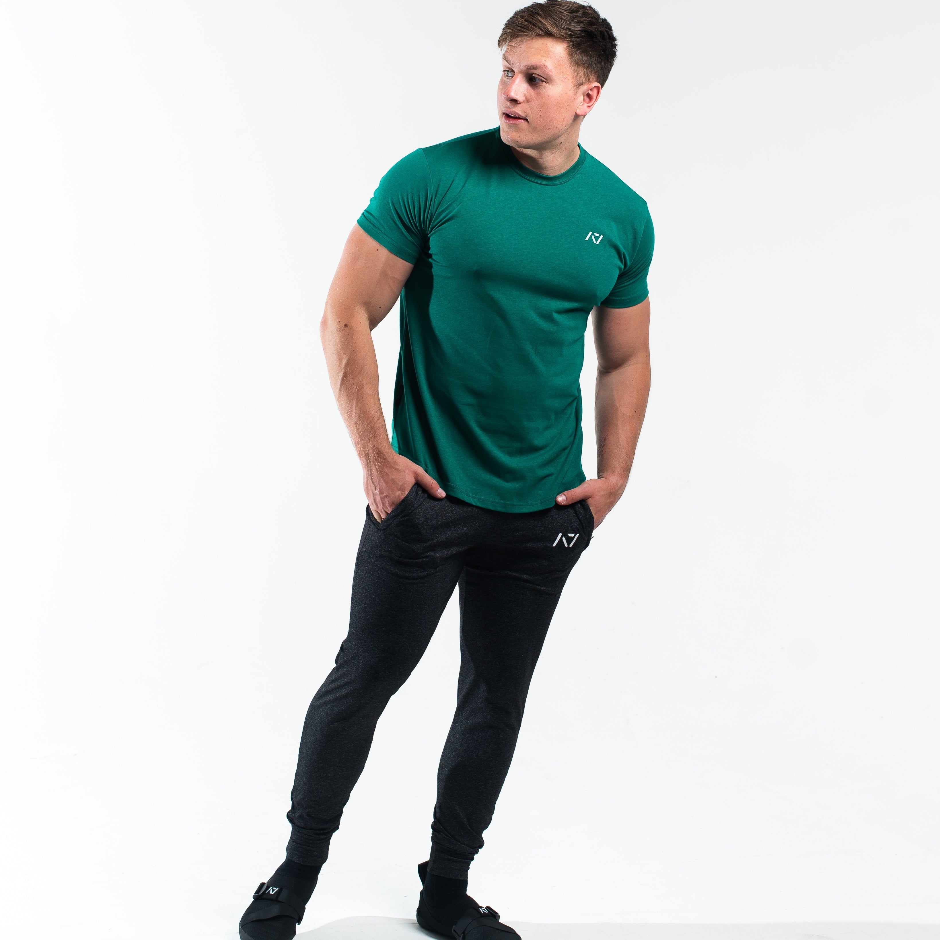The Balance Collection combines comfort and aesthetics. The pieces in this collection are made with comfortable fabrics and minimal logos to create a simple, yet impactful look. Genouillères powerlifting shipping to France, Spain, Ireland, Germany, Italy, Sweden and EU.