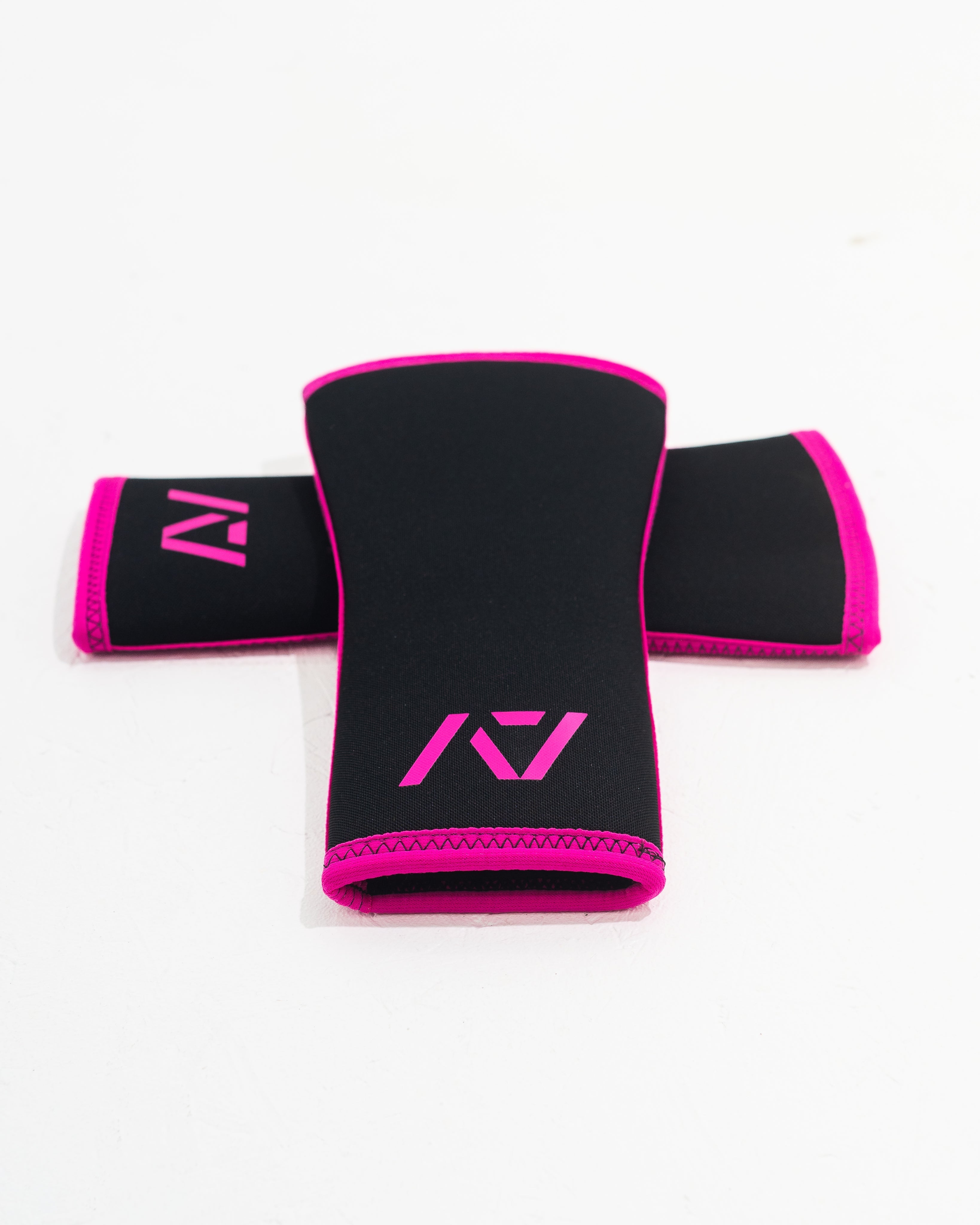 A7 IPF Approved Hourglass Knee Sleeves feature an hourglass-shaped taper fit to provide knee compression while maintaining proper tightness around the calf and quad, offered in three stiffnesses (Flexi, Stiff and Rigor Mortis). The IPF Approved Kit includes Powerlifting Singlet, A7 Meet Shirt, A7 Zebra Wrist Wraps, A7 Deadlift Socks, Hourglass Knee, IPF Approved PAL Lever. Genouillères powerlifting shipping to France, Spain, Ireland, Germany, Italy, Sweden and EU. 