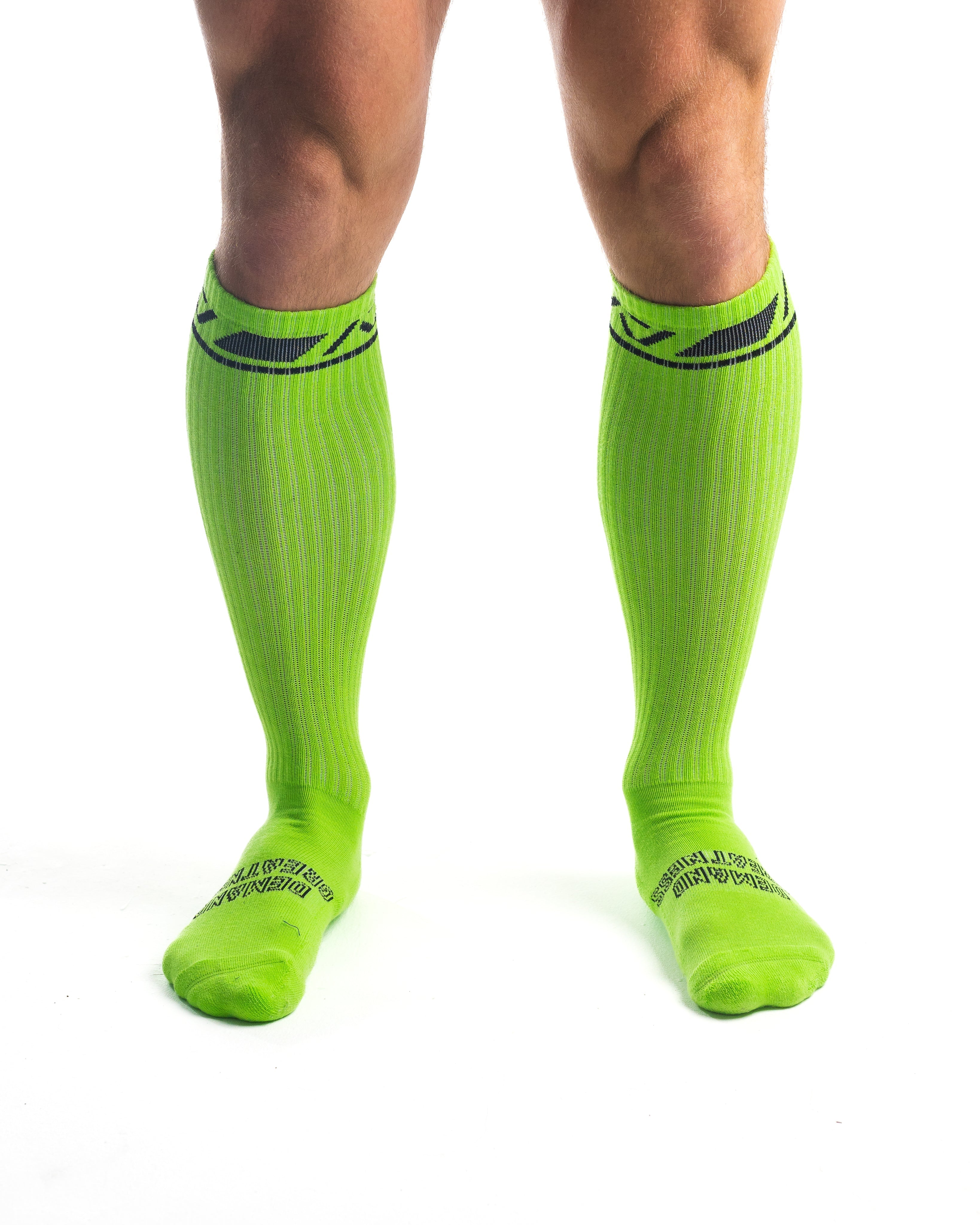 A7 Alien Deadlift socks are designed specifically for pulls and keep your shins protected from scrapes. A7 deadlift socks are a perfect pair to wear in training or powerlifting competition. The IPF Approved Kit includes Powerlifting Singlet, A7 Meet Shirt, A7 Zebra Wrist Wraps, A7 Deadlift Socks, Hourglass Knee Sleeves (Stiff Knee Sleeves and Rigor Mortis Knee Sleeves). Genouillères powerlifting shipping to France, Spain, Ireland, Germany, Italy, Sweden and EU.