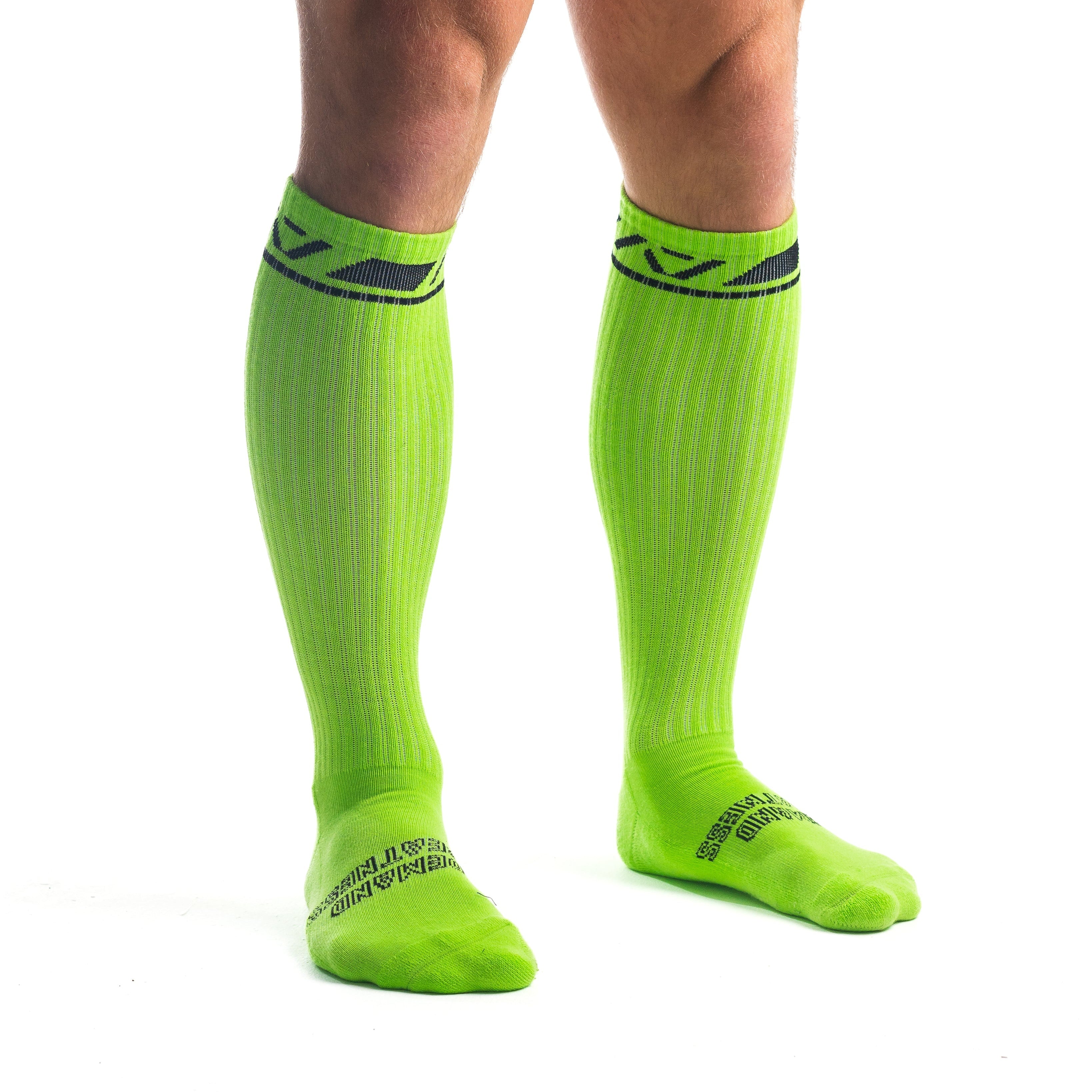A7 Alien Deadlift socks are designed specifically for pulls and keep your shins protected from scrapes. A7 deadlift socks are a perfect pair to wear in training or powerlifting competition. The IPF Approved Kit includes Powerlifting Singlet, A7 Meet Shirt, A7 Zebra Wrist Wraps, A7 Deadlift Socks, Hourglass Knee Sleeves (Stiff Knee Sleeves and Rigor Mortis Knee Sleeves). Genouillères powerlifting shipping to France, Spain, Ireland, Germany, Italy, Sweden and EU.