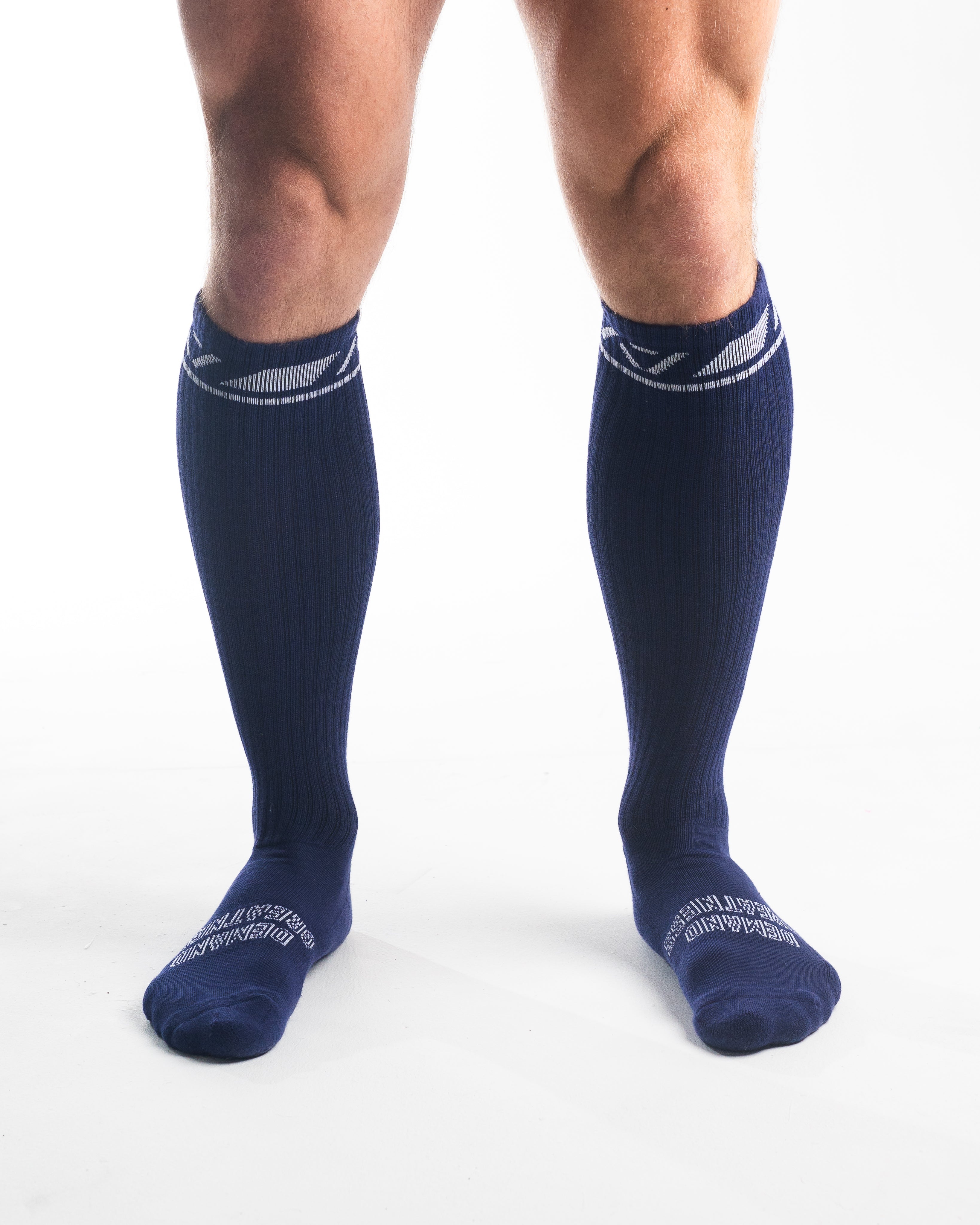 A7 Night Light Deadlift socks are designed specifically for pulls and keep your shins protected from scrapes. A7 deadlift socks are a perfect pair to wear in training or powerlifting competition. The IPF Approved Kit includes Powerlifting Singlet, A7 Meet Shirt, A7 Zebra Wrist Wraps, A7 Deadlift Socks, Hourglass Knee Sleeves (Stiff Knee Sleeves and Rigor Mortis Knee Sleeves). Genouillères powerlifting shipping to France, Spain, Ireland, Germany, Italy, Sweden and EU.