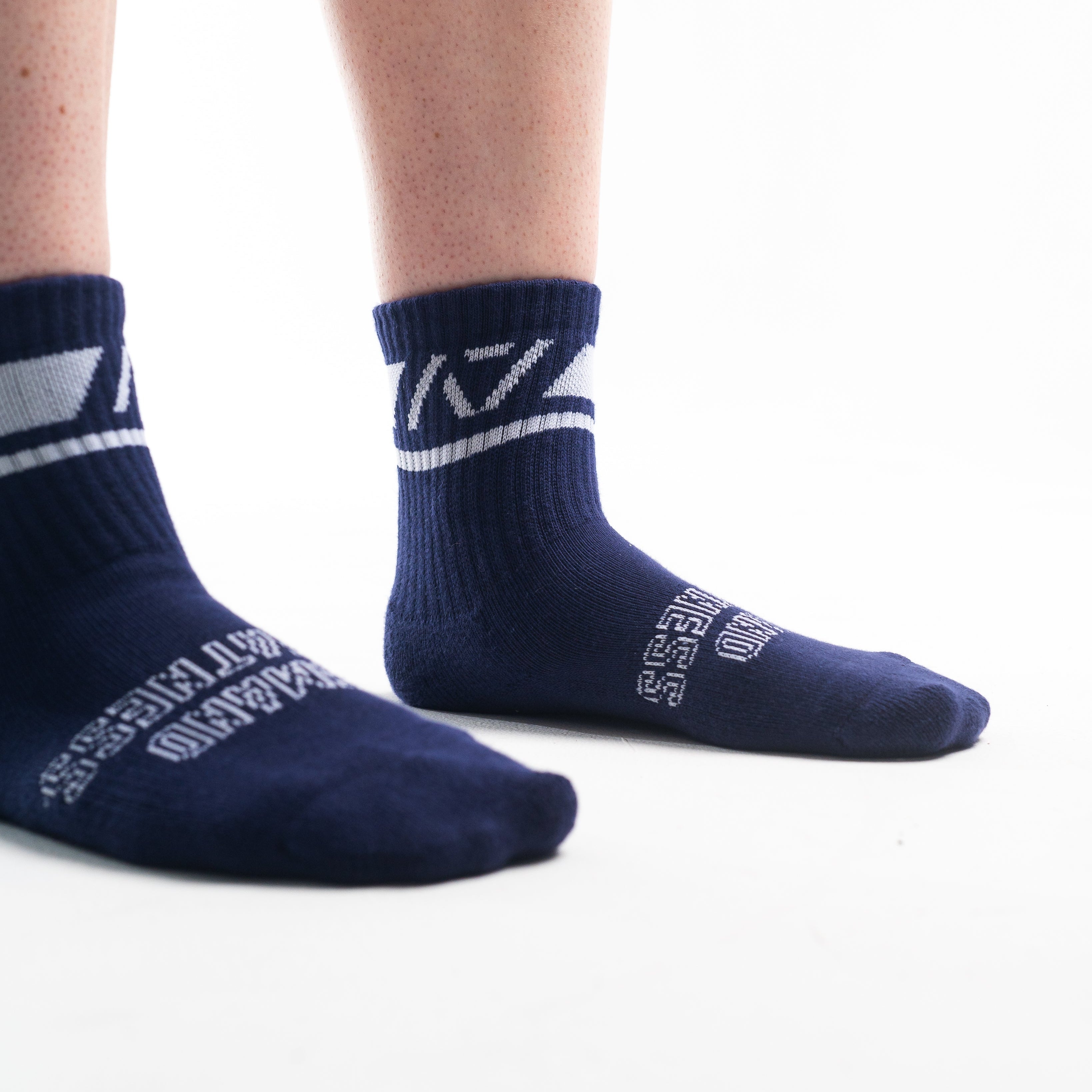 A7 Night Light Crew socks showcase white and blue logos to let your energy show on the platform, in your training or while out and about. The IPF Approved Shadow Stone Meet Kit includes Powerlifting Singlet, A7 Meet Shirt, A7 Zebra Wrist Wraps, A7 Deadlift Socks, Hourglass Knee Sleeves (Stiff Knee Sleeves and Rigor Mortis Knee Sleeves). Genouillères powerlifting shipping to France, Spain, Ireland, Germany, Italy, Sweden and EU.