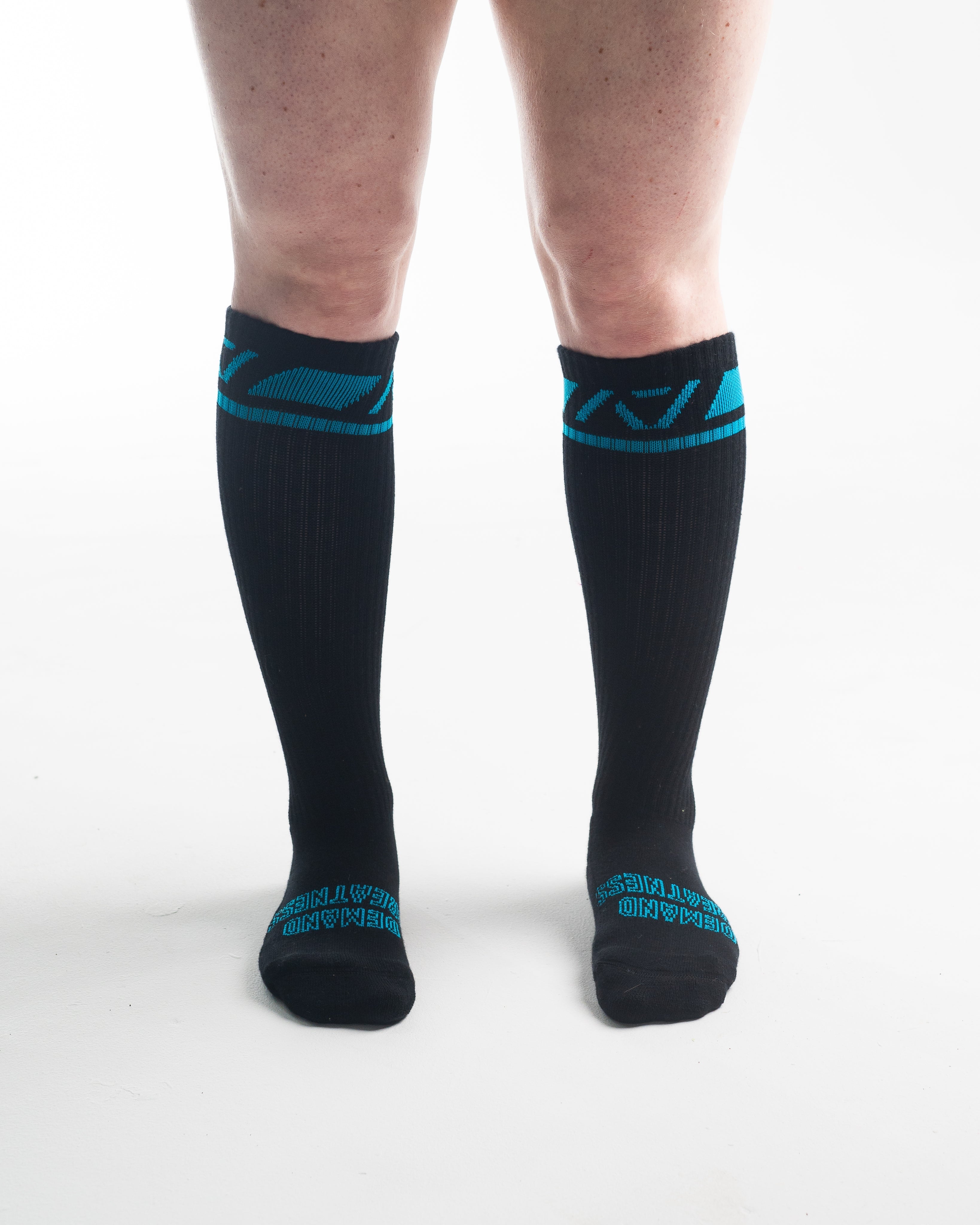 A7 Azul Deadlift socks are designed specifically for pulls and keep your shins protected from scrapes. A7 deadlift socks are a perfect pair to wear in training or powerlifting competition. The IPF Approved Kit includes Powerlifting Singlet, A7 Meet Shirt, A7 Zebra Wrist Wraps, A7 Deadlift Socks, Hourglass Knee Sleeves (Stiff Knee Sleeves and Rigor Mortis Knee Sleeves). Genouillères powerlifting shipping to France, Spain, Ireland, Germany, Italy, Sweden and EU.