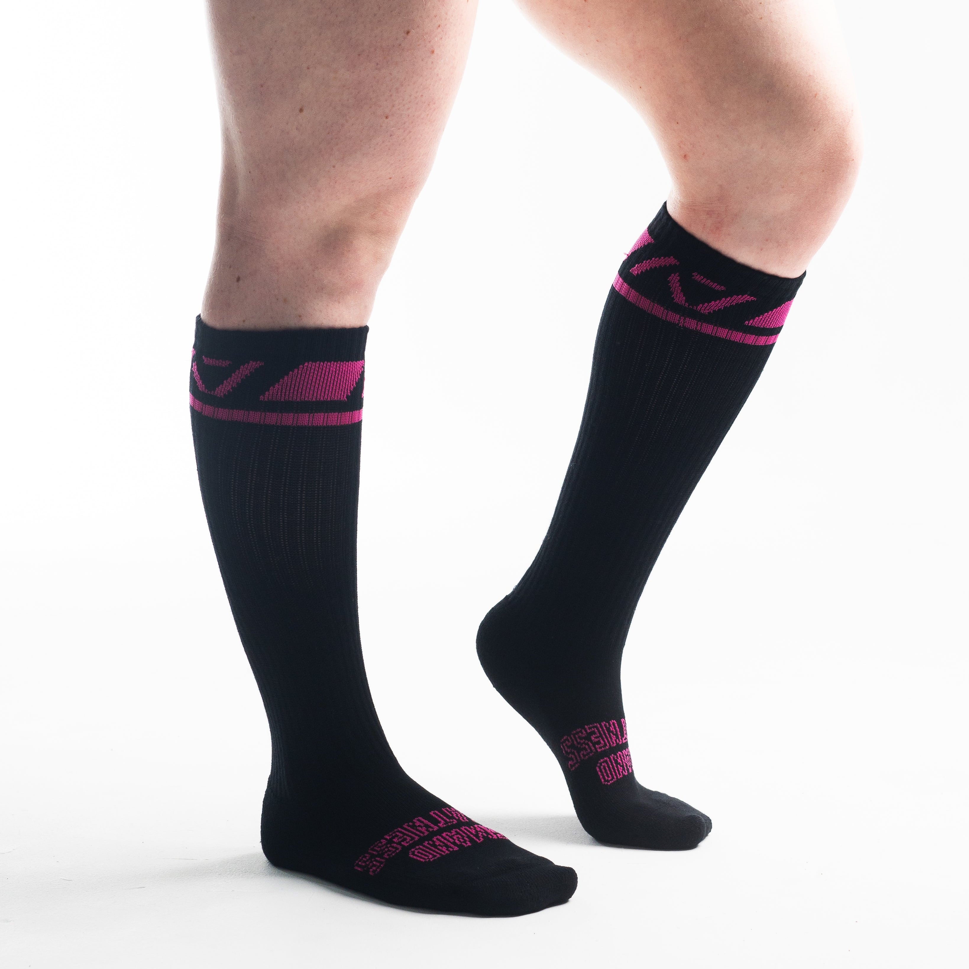 A7 Flamingo Deadlift socks are designed specifically for pulls and keep your shins protected from scrapes. A7 deadlift socks are a perfect pair to wear in training or powerlifting competition. The IPF Approved Kit includes Powerlifting Singlet, A7 Meet Shirt, A7 Zebra Wrist Wraps, A7 Deadlift Socks, Hourglass Knee Sleeves (Stiff Knee Sleeves and Rigor Mortis Knee Sleeves). Genouillères powerlifting shipping to France, Spain, Ireland, Germany, Italy, Sweden and EU.