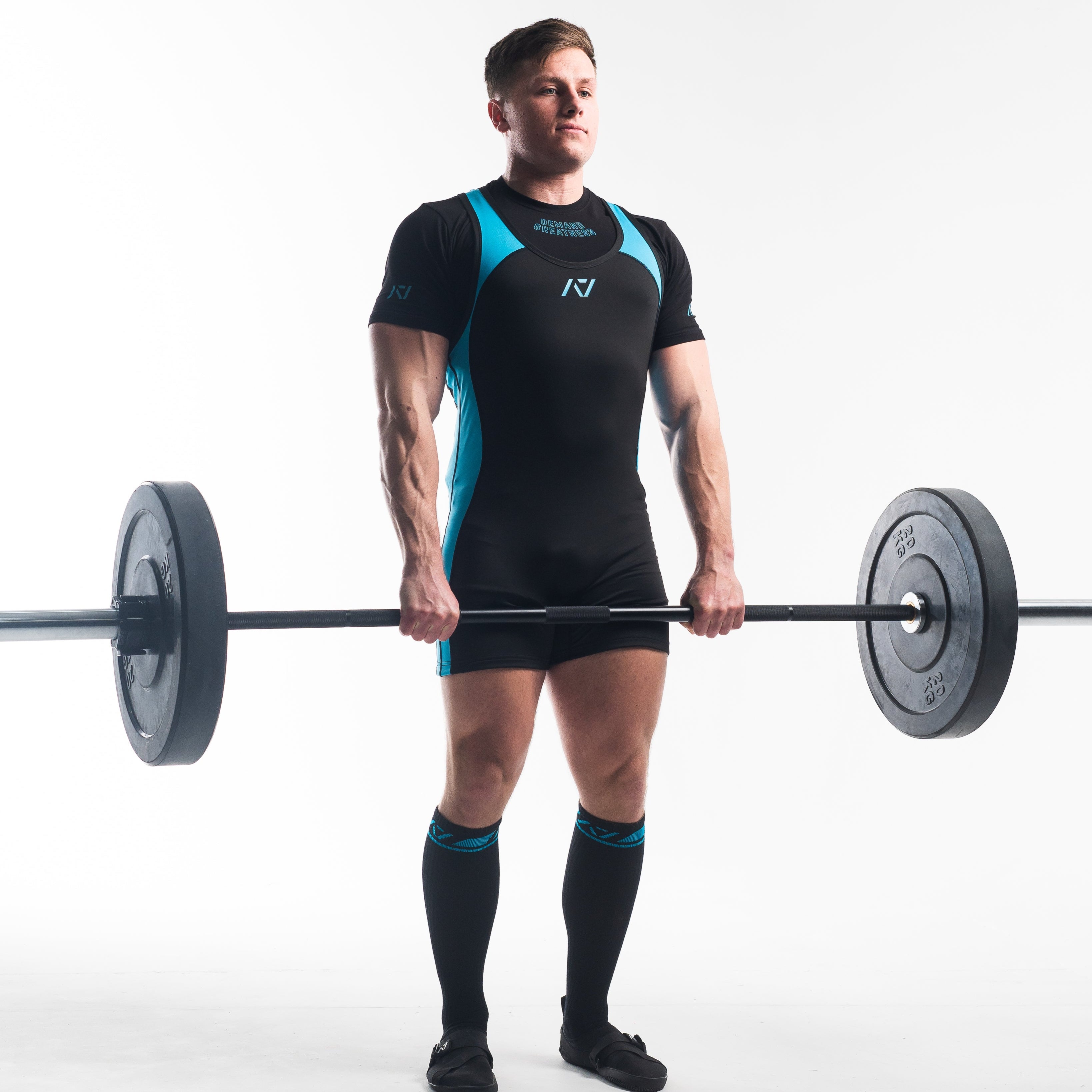 A7 IPF Approved Azul Luno singlet features extra lat mobility, side panel stitching to guide the squat depth level and curved panel design for a slimming look. The Women's cut singlet features a tapered waist and additional quad room. The IPF Approved Kit includes Powerlifting Singlet, A7 Meet Shirt, A7 Deadlift Socks. Genouillères powerlifting shipping to France, Spain, Ireland, Germany, Italy, Sweden and EU.
