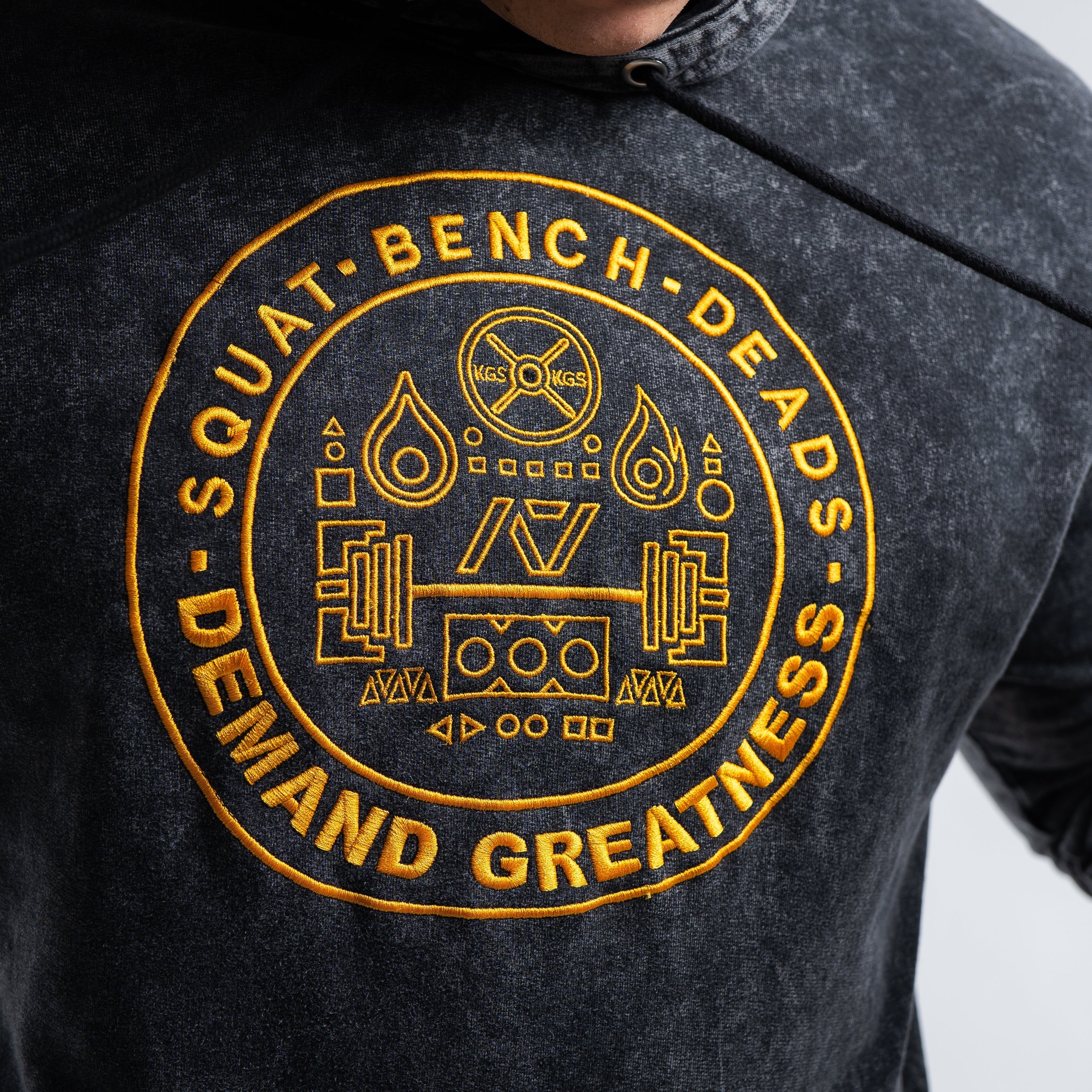 A single thread serves as the foundation of this collection. Thread, thoughtfully woven together to create a stronger bond, manifesting the showcase of its strength. Each strand connects the mindset of the athlete through their actions. Building a stronger foundation and the development of their Gold Medal Mentality. Genouill�res powerlifting shipping to France, Spain, Ireland, Germany, Italy, Sweden and EU.