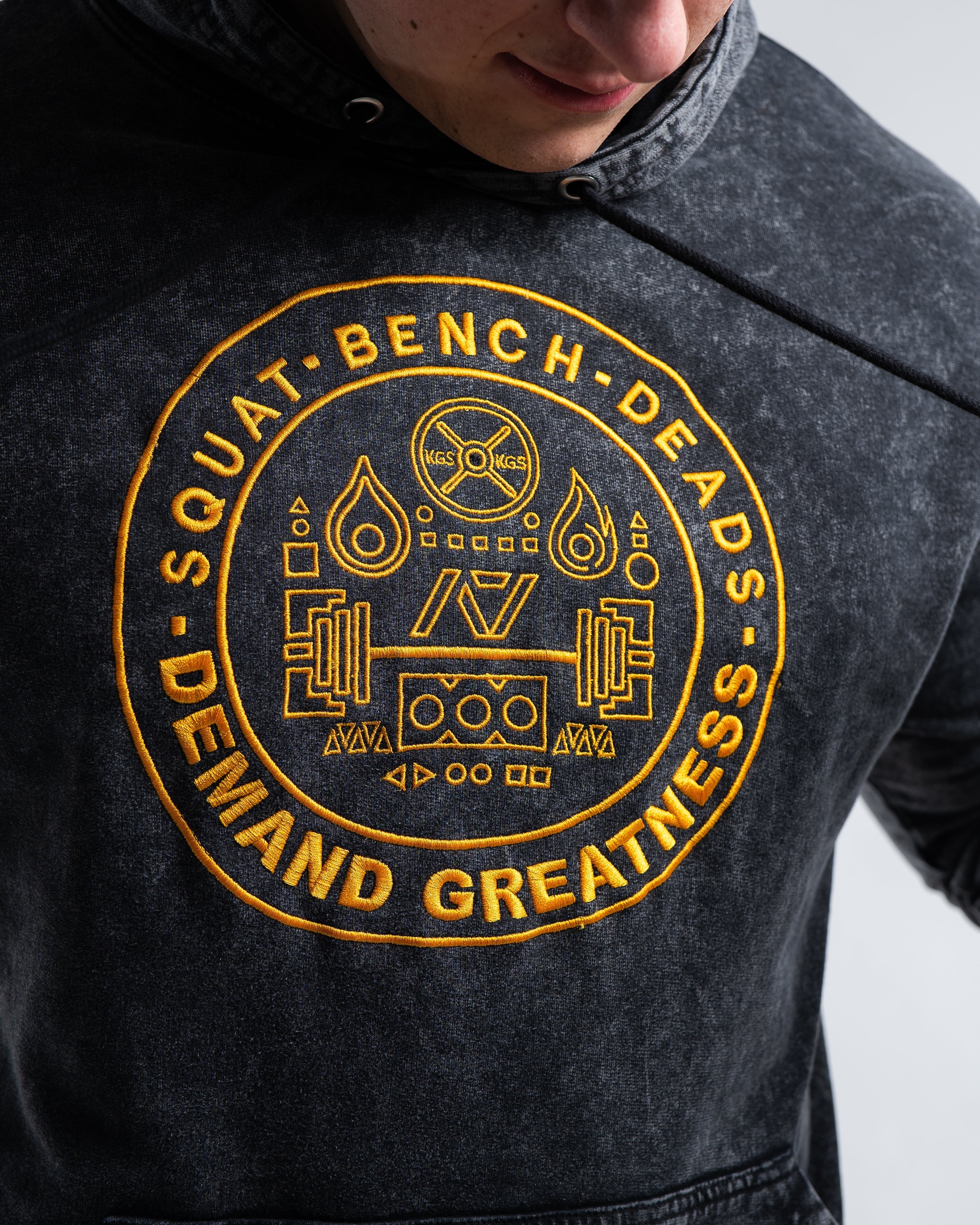 A single thread serves as the foundation of this collection. Thread, thoughtfully woven together to create a stronger bond, manifesting the showcase of its strength. Each strand connects the mindset of the athlete through their actions. Building a stronger foundation and the development of their Gold Medal Mentality. Genouill�res powerlifting shipping to France, Spain, Ireland, Germany, Italy, Sweden and EU.