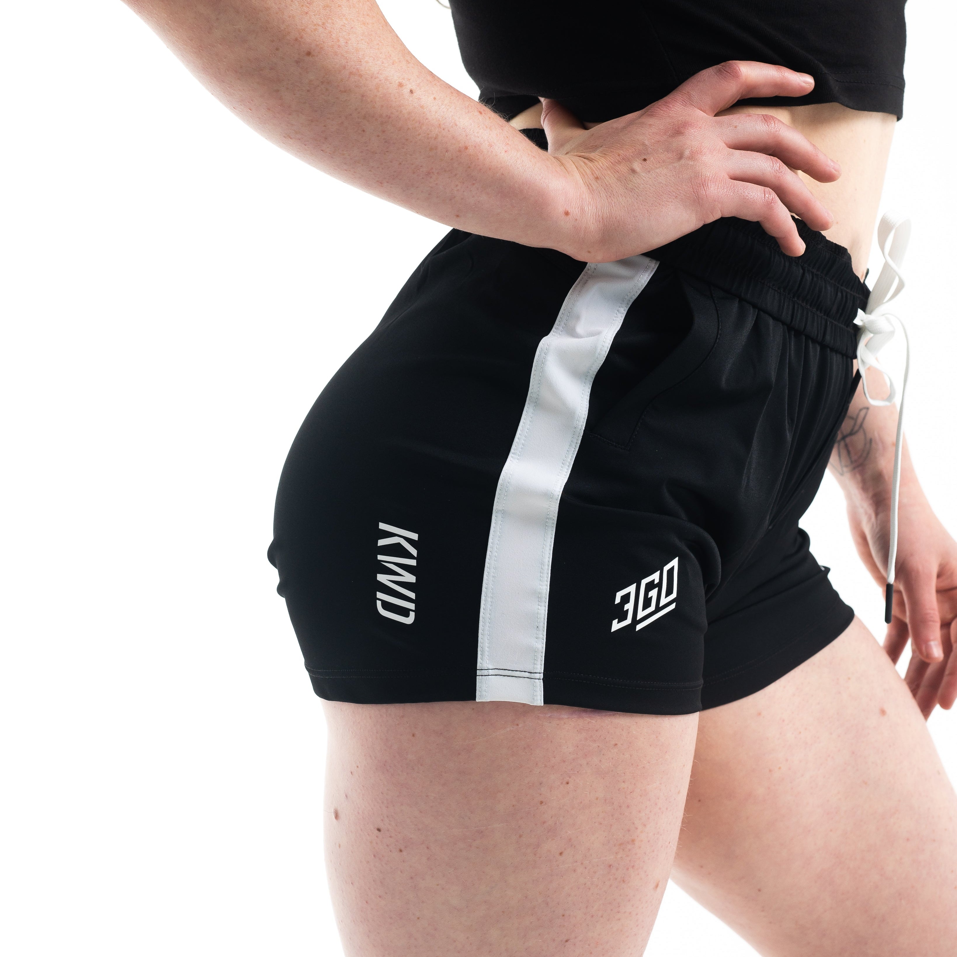 360GO was created to provide the flexibility for all movements in your training while offering comfort. These shorts offer 360 degrees of stretch in all angles and allow you to remain comfortable without limiting any movement in both training and life environments. Designed with a wide drawstring to easily adjust your waist without slipping. Purchase 360GO Domino Squat Shorts from A7 Europe. Genouillères powerlifting shipping to France, Spain, Ireland, Germany, Italy, Sweden and EU.