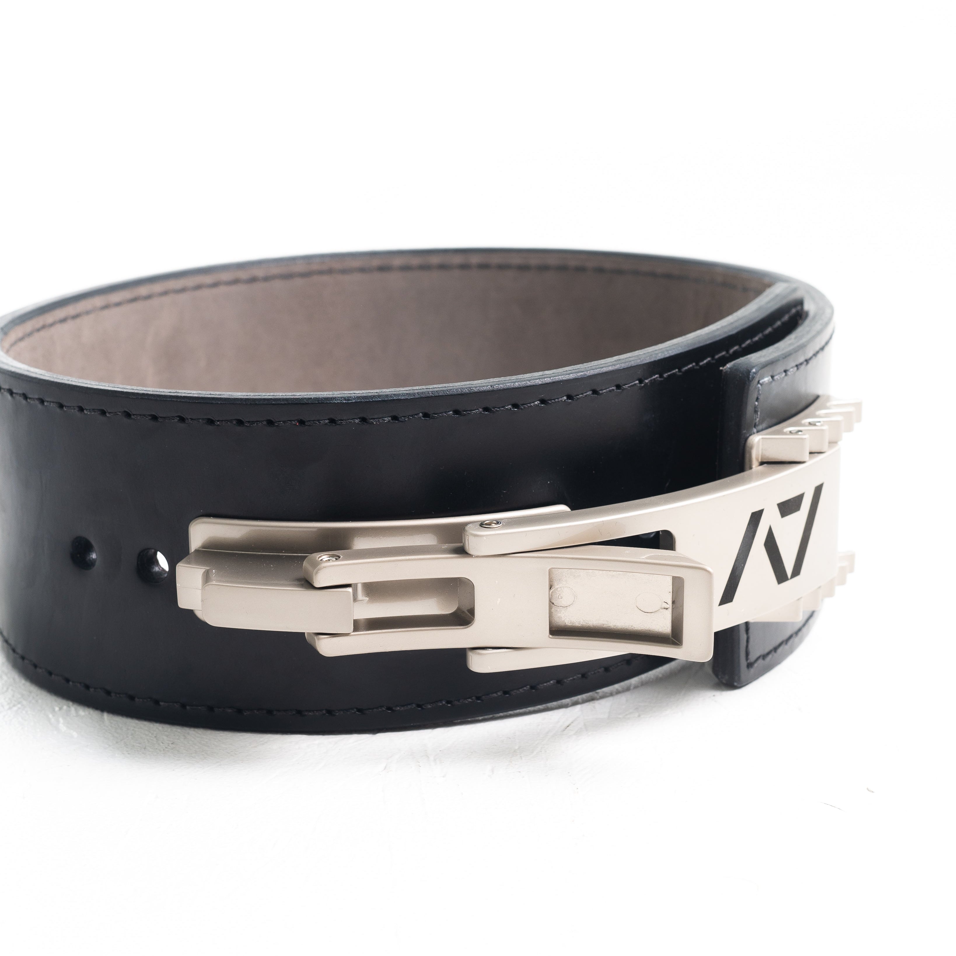 A7 IPF Approved Lever Belt features a black design with black leather, silver engraved buckle and debossed A7 logo on the leather. The new Pioneer Adjustable Lever, PAL, buckle allows you to quickly adjust the tightness of your belt for a perfect fit. The IPF Approved Kit includes Singlet, A7 Meet Shirt, A7 Zebra Wrist Wraps, A7 Deadlift Socks, Hourglass Knee Sleeves (Stiff Knee Sleeves and Rigor Mortis Knee Sleeves). Genouillères powerlifting shipping to France, Spain, Ireland, Germany, Italy and EU.