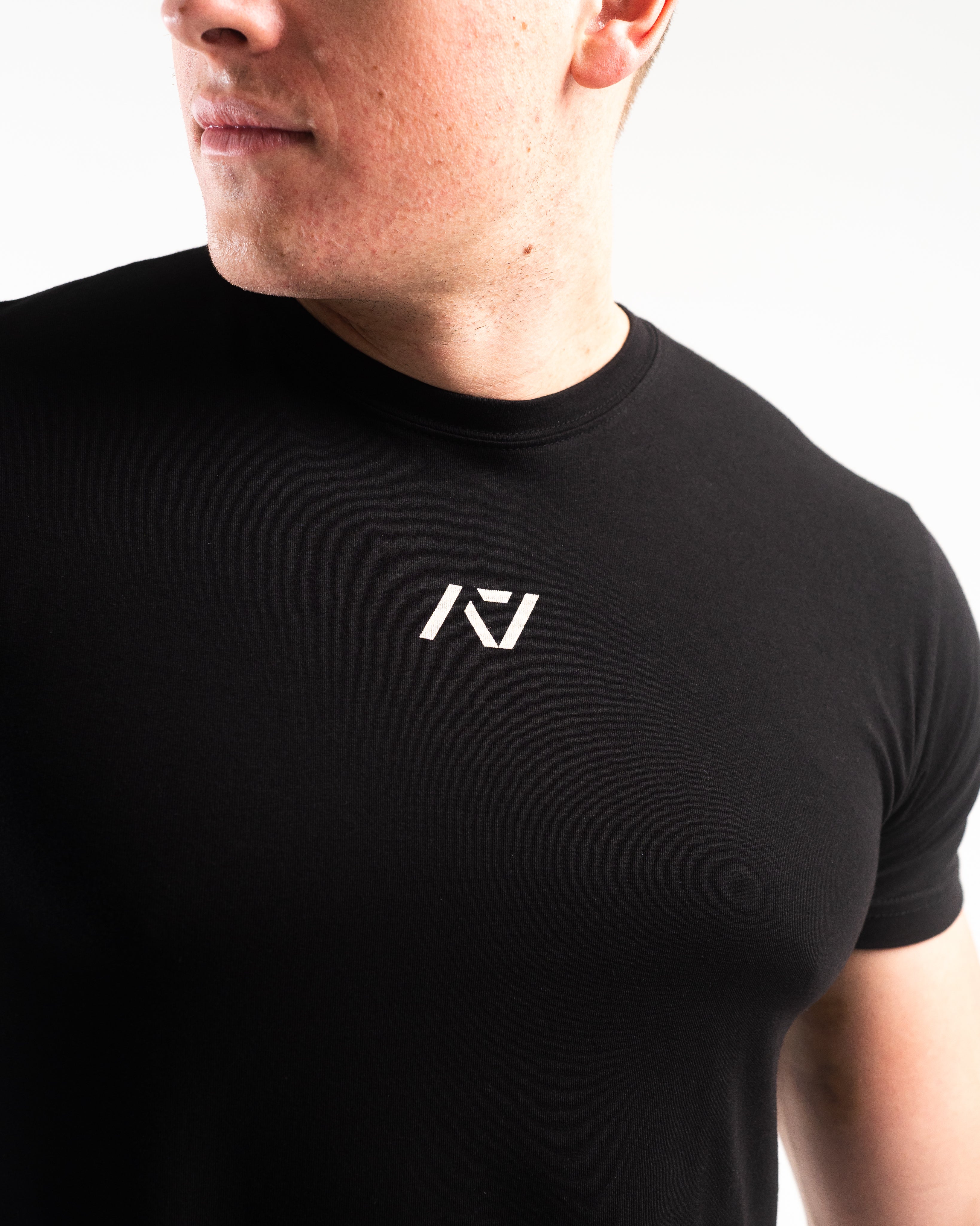 Stealth is our classic black on black shirt design. With the Stealth shirt you can be noticed, yet still, be able to be subtle. With the Stealth Bar Grip Shirt you can be noticed, yet still, be able to be subtle. The A7 silicone bar grip helps with slippery commercial benches and bars and anchors the barbell to your back. Genouillères powerlifting shipping to France, Spain, Ireland, Germany, Italy, Sweden and EU.