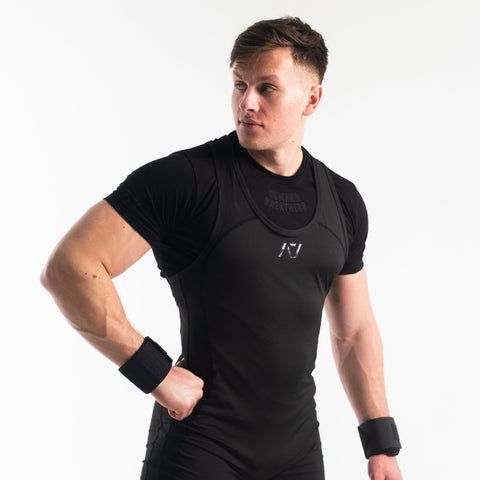 A7 IPF Approved Stealth Luno singlet features extra lat mobility, side panel stitching to guide the squat depth level and curved panel design for a slimming look. The Women's cut singlet features a tapered waist and additional quad room. The IPF Approved Kit includes Powerlifting Singlet, A7 Meet Shirt, A7 Zebra Wrist Wraps, Deadlift Socks, Hourglass Knee Sleeves (Stiff Knee Sleeves and Rigor Mortis Knee Sleeves). Genouillères powerlifting shipping to France, Spain, Ireland, Germany, Italy, Sweden and EU. 