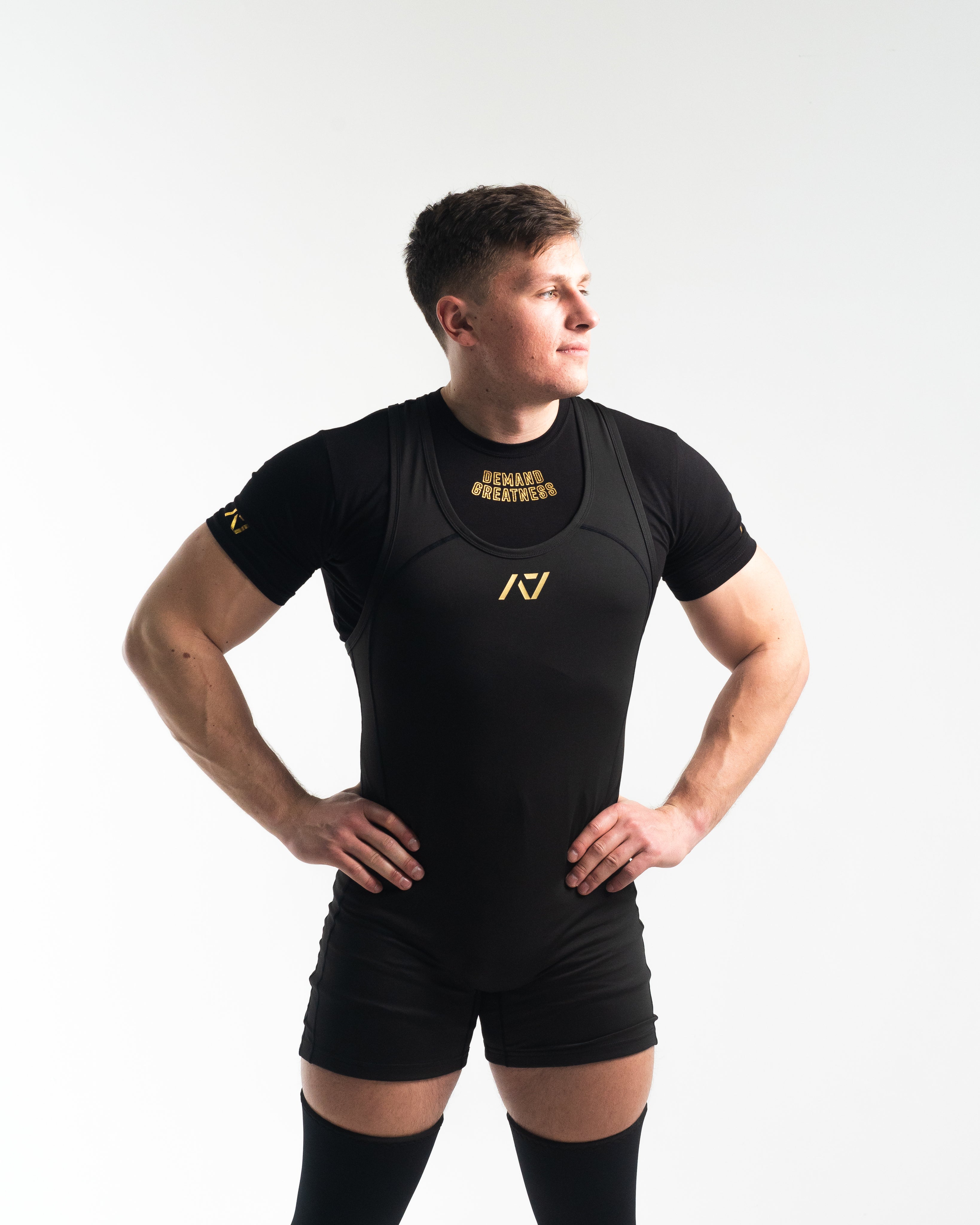 A7 IPF Approved Gold Luno singlet features extra lat mobility, side panel stitching to guide the squat depth level and curved panel design for a slimming look. The Women's cut singlet features a tapered waist and additional quad room. The IPF Approved Kit includes Powerlifting Singlet, A7 Meet Shirt, A7 Zebra Wrist Wraps, A7 Deadlift Socks, Hourglass Knee Sleeves (Stiff Knee Sleeves and Rigor Mortis Knee Sleeves). Genouillères powerlifting shipping to France, Spain, Ireland, Germany, Italy, Sweden and EU. 
