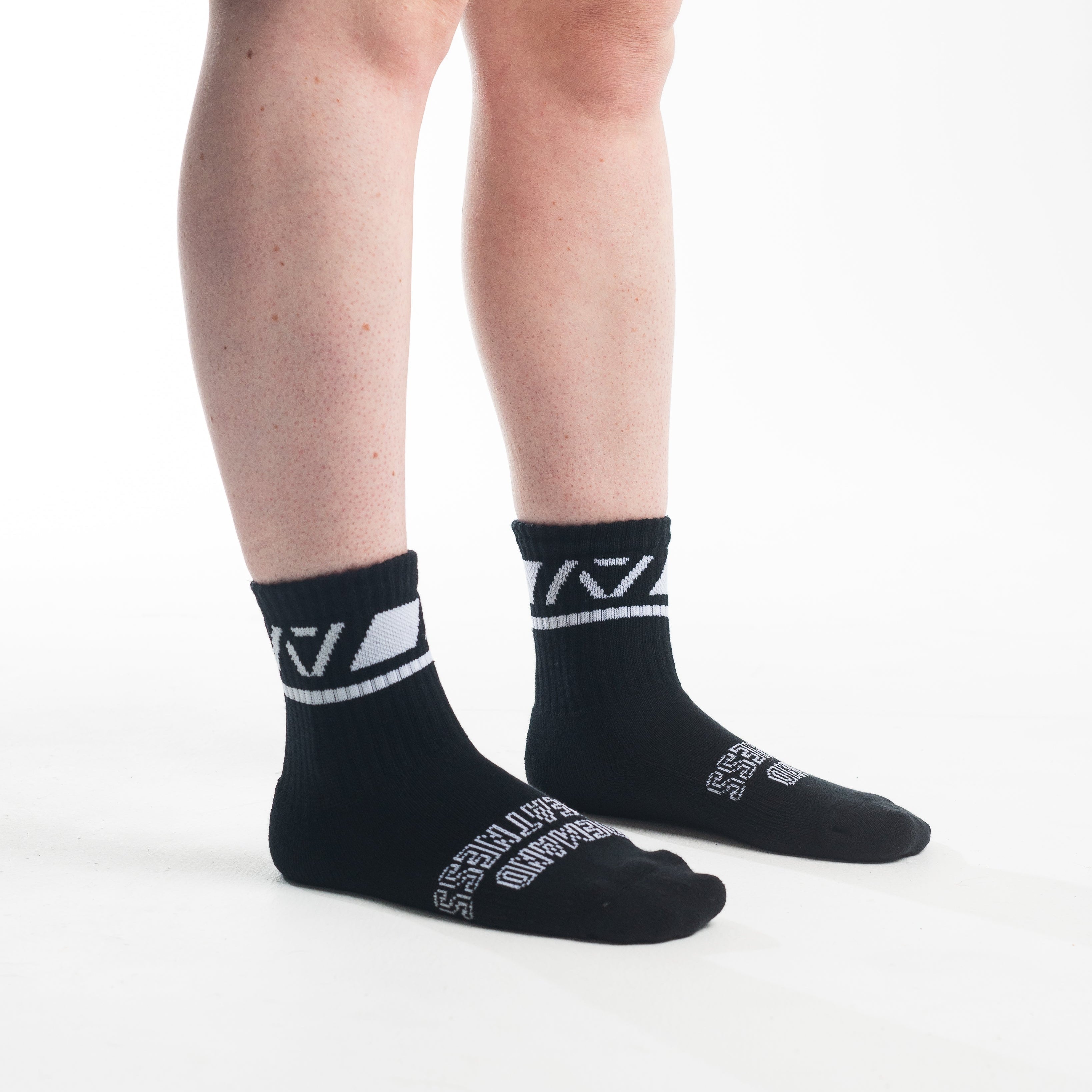 A7 Domino Crew socks showcase gold logos and let your energy show on the platform, in your training or while out and about. The IPF Approved Stealth Meet Kit includes Powerlifting Singlet, A7 Meet Shirt, A7 Zebra Wrist Wraps, A7 Deadlift Socks, Hourglass Knee Sleeves (Stiff Knee Sleeves and Rigor Mortis Knee Sleeves). Genouillères powerlifting shipping to France, Spain, Ireland, Germany, Italy, Sweden and EU.