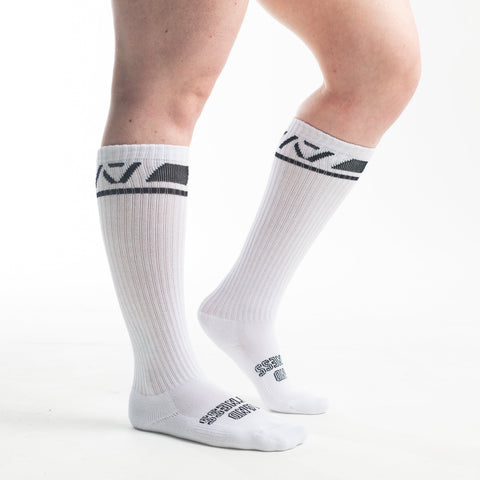 A7 Domino Deadlift socks are designed specifically for pulls and keep your shins protected from scrapes. A7 deadlift socks are a perfect pair to wear in training or powerlifting competition. The IPF Approved Kit includes Powerlifting Singlet, A7 Meet Shirt, A7 Zebra Wrist Wraps, A7 Deadlift Socks, Hourglass Knee Sleeves (Stiff Knee Sleeves and Rigor Mortis Knee Sleeves). Genouillères powerlifting shipping to France, Spain, Ireland, Germany, Italy, Sweden and EU.