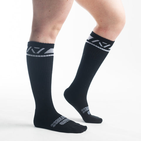 A7 Domino Deadlift socks are designed specifically for pulls and keep your shins protected from scrapes. A7 deadlift socks are a perfect pair to wear in training or powerlifting competition. The IPF Approved Kit includes Powerlifting Singlet, A7 Meet Shirt, A7 Zebra Wrist Wraps, A7 Deadlift Socks, Hourglass Knee Sleeves (Stiff Knee Sleeves and Rigor Mortis Knee Sleeves). Genouillères powerlifting shipping to France, Spain, Ireland, Germany, Italy, Sweden and EU.
