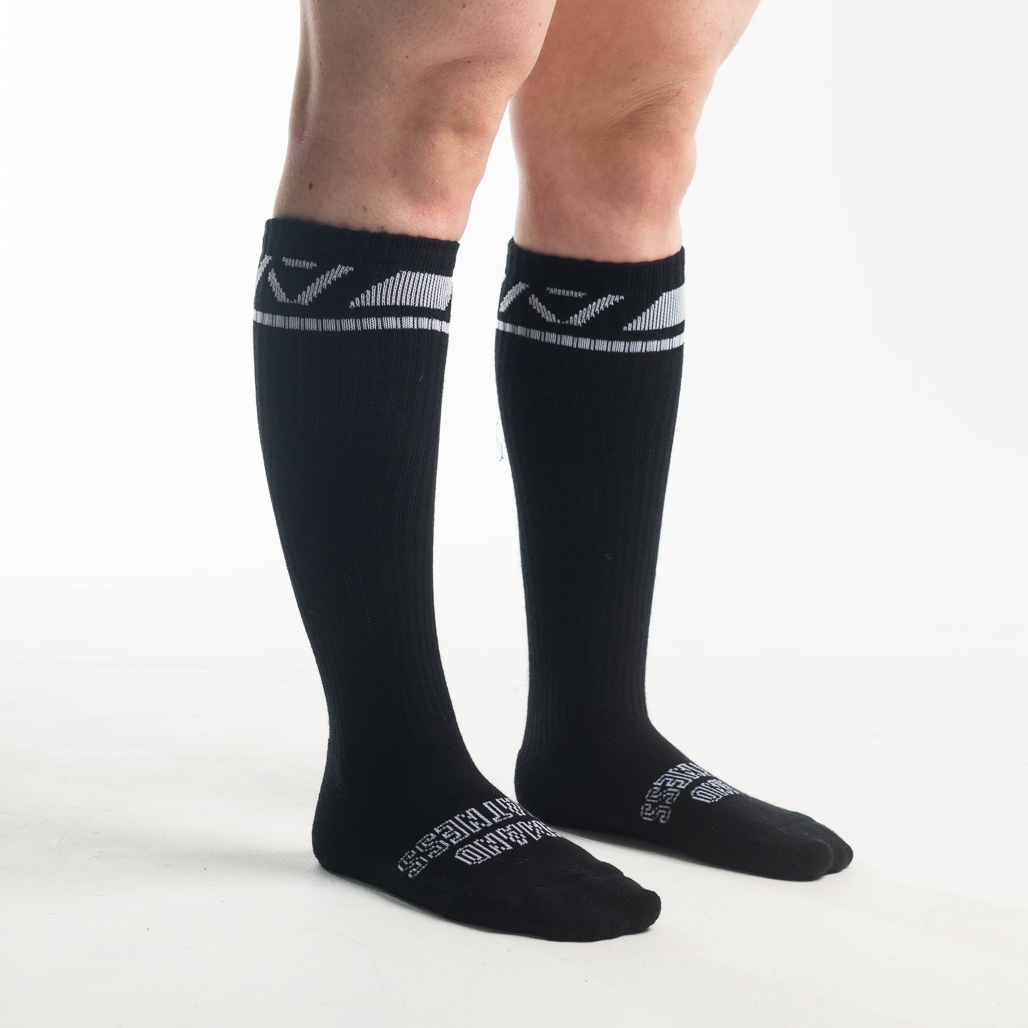 A7 Domino Deadlift socks are designed specifically for pulls and keep your shins protected from scrapes. A7 deadlift socks are a perfect pair to wear in training or powerlifting competition. The IPF Approved Kit includes Powerlifting Singlet, A7 Meet Shirt, A7 Zebra Wrist Wraps, A7 Deadlift Socks, Hourglass Knee Sleeves (Stiff Knee Sleeves and Rigor Mortis Knee Sleeves). Genouillères powerlifting shipping to France, Spain, Ireland, Germany, Italy, Sweden and EU.