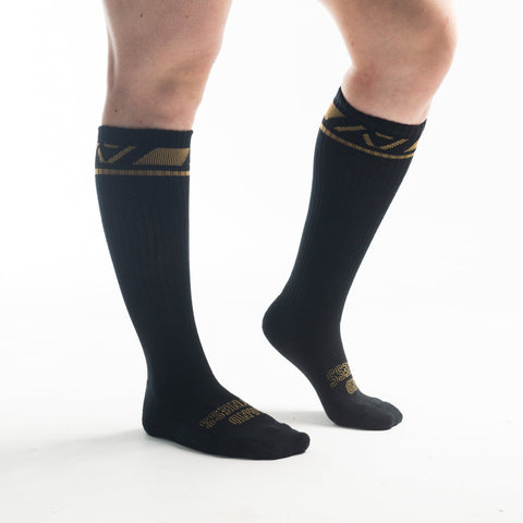 A7 Gold Standard Deadlift socks are designed specifically for pulls and keep your shins protected from scrapes. A7 deadlift socks are a perfect pair to wear in training or powerlifting competition. The IPF Approved Kit includes Powerlifting Singlet, A7 Meet Shirt, A7 Zebra Wrist Wraps, A7 Deadlift Socks, Hourglass Knee Sleeves (Stiff Knee Sleeves and Rigor Mortis Knee Sleeves). Genouillères powerlifting shipping to France, Spain, Ireland, Germany, Italy, Sweden and EU.