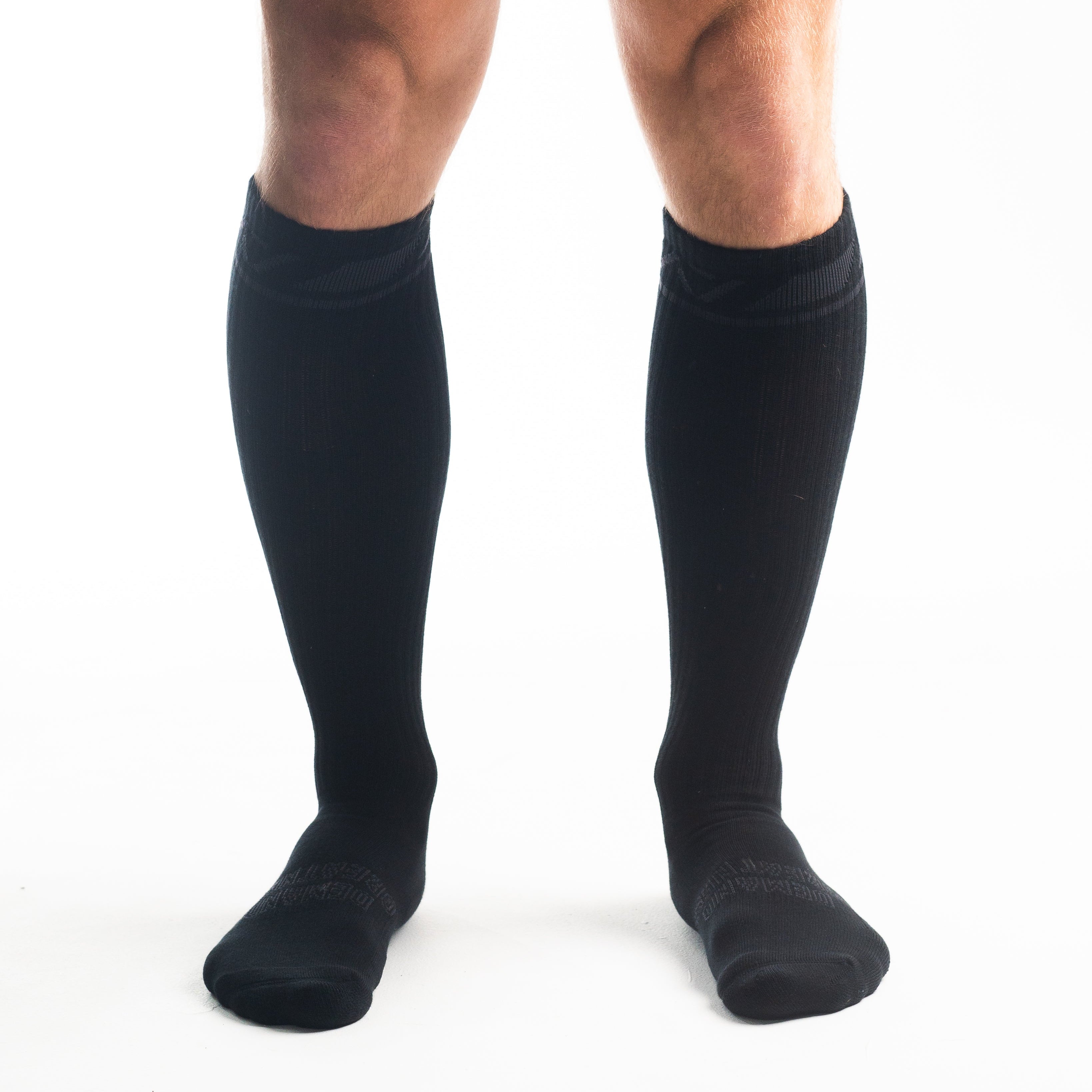 A7 Stealth Deadlift socks are designed specifically for pulls and keep your shins protected from scrapes. A7 deadlift socks are a perfect pair to wear in training or powerlifting competition. The IPF Approved Kit includes Powerlifting Singlet, A7 Meet Shirt, A7 Zebra Wrist Wraps, A7 Deadlift Socks, Hourglass Knee Sleeves (Stiff Knee Sleeves and Rigor Mortis Knee Sleeves). Genouillères powerlifting shipping to France, Spain, Ireland, Germany, Italy, Sweden and EU.