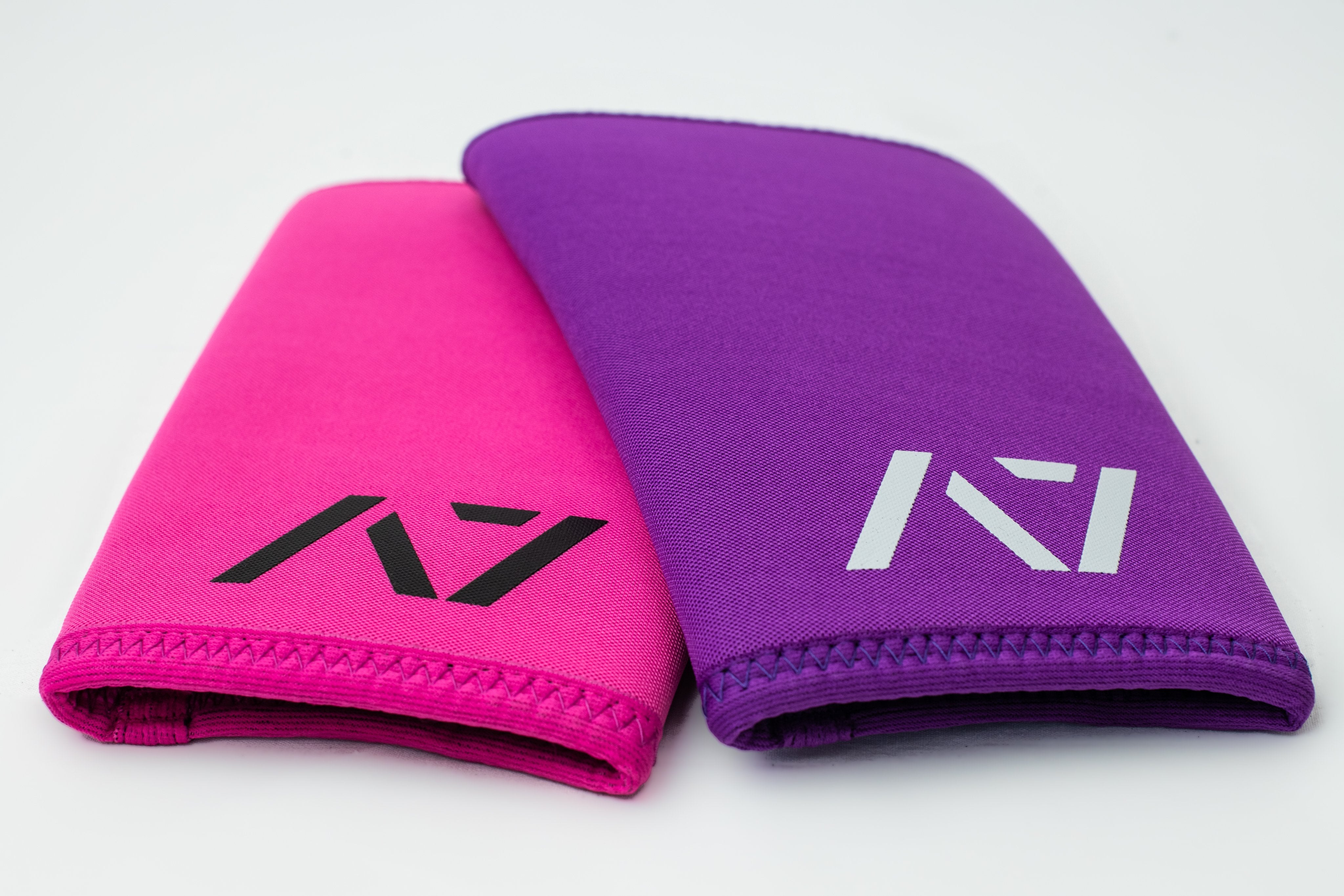 A7 IPF approved Purple CONE knee sleeves are structured with a downward cut panel on the back of the quad and calf to ensure ultimate compression at the knee joint. A7 CONE knee sleeves are IPF approved for use in all powerlifting competitions. A7 cone knee sleeves are made with high quality neoprene and the knee sleeves are sold as a pair. The double seem on the knee sleeves create a greater tension on the knee joint. Available in UK and Europe including France, Italy, Germany, Sweden and Poland