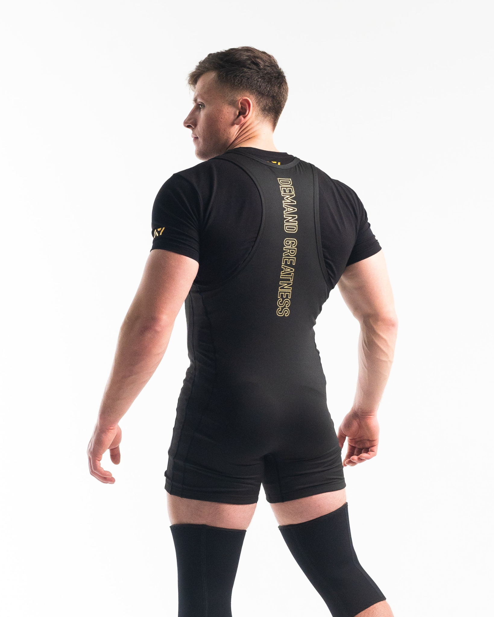 A7 IPF Approved Gold Luno singlet features extra lat mobility, side panel stitching to guide the squat depth level and curved panel design for a slimming look. The Women's cut singlet features a tapered waist and additional quad room. The IPF Approved Kit includes Powerlifting Singlet, A7 Meet Shirt, A7 Zebra Wrist Wraps, A7 Deadlift Socks, Hourglass Knee Sleeves (Stiff Knee Sleeves and Rigor Mortis Knee Sleeves). Genouillères powerlifting shipping to France, Spain, Ireland, Germany, Italy, Sweden and EU. 