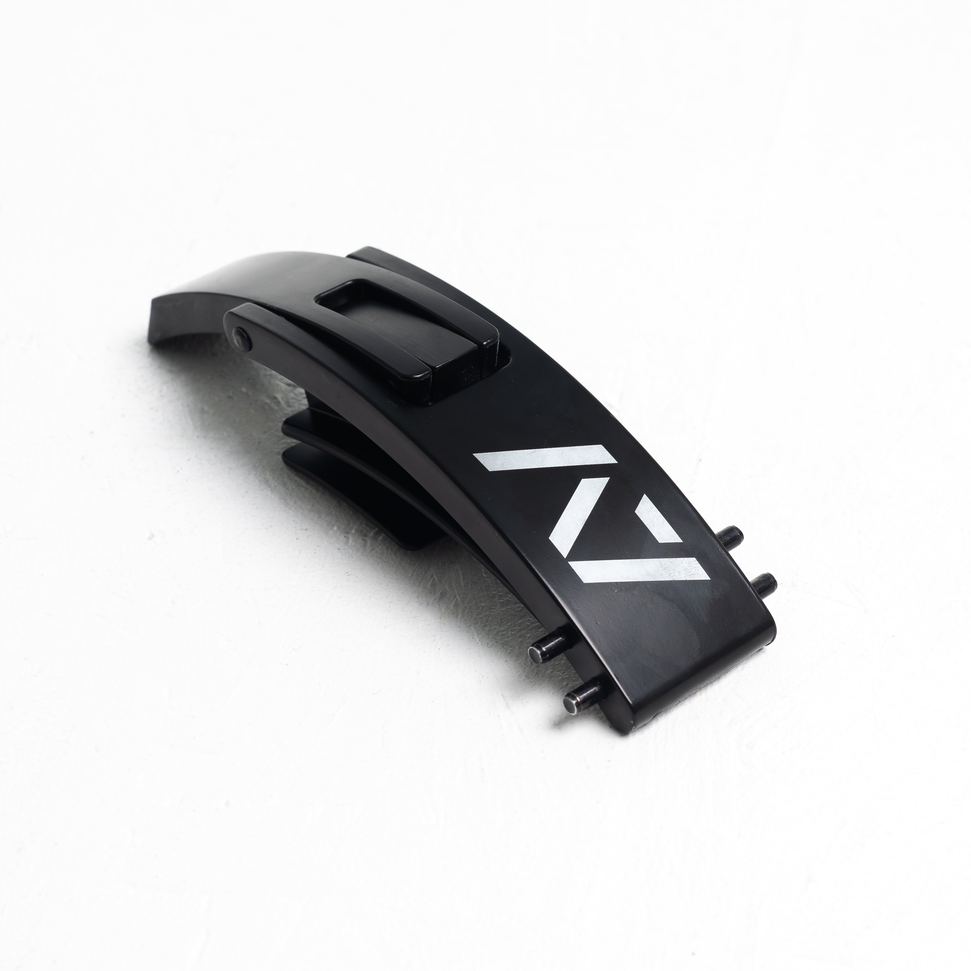 A7 IPF Approved Lever Belt features a black design with black leather, black engraved buckle and debossed A7 logo on the leather. The new Pioneer Adjustable Lever, PAL, buckle allows you to quickly adjust the tightness of your belt for a perfect fit. The IPF Approved Kit includes Singlet, A7 Meet Shirt, A7 Zebra Wrist Wraps, A7 Deadlift Socks, Hourglass Knee Sleeves (Stiff Knee Sleeves and Rigor Mortis Knee Sleeves). Genouillères powerlifting shipping to France, Spain, Ireland, Germany, Italy and EU.