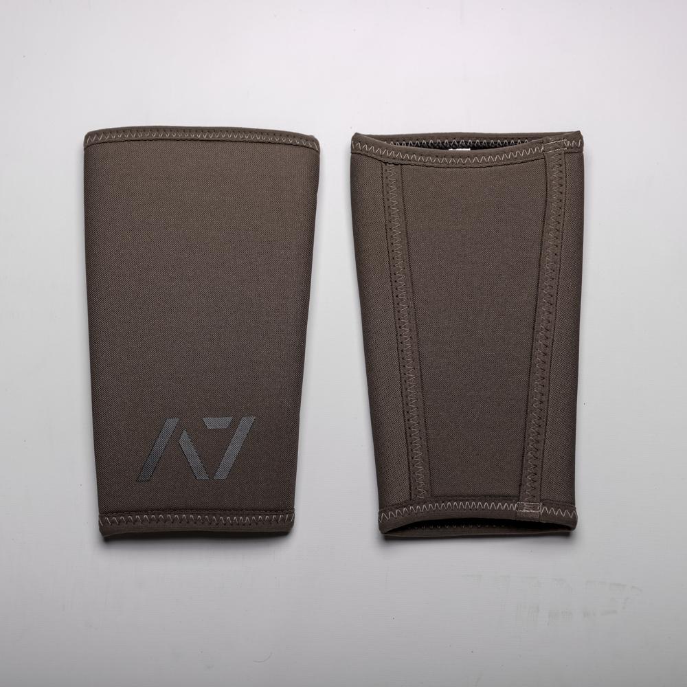 A7 IPF approved Military Green CONE knee sleeves are structured with a downward cut panel on the back of the quad and calf to ensure ultimate compression at the knee joint. A7 CONE knee sleeves are IPF approved for use in all powerlifting competitions. A7 cone knee sleeves are made with high quality neoprene and the knee sleeves are sold as a pair. The double seem on the knee sleeves create a greater tension on the knee joint. Available in UK and Europe including France, Italy, Germany, Sweden and Poland
