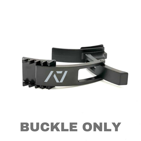 A7 IPF Approved Lever Belt features a black design with black leather, black engraved buckle and debossed A7 logo on the leather. The new Pioneer Adjustable Lever, PAL, buckle allows you to quickly adjust the tightness of your belt for a perfect fit. The IPF Approved Kit includes Singlet, A7 Meet Shirt, A7 Zebra Wrist Wraps, A7 Deadlift Socks, Hourglass Knee Sleeves (Stiff Knee Sleeves and Rigor Mortis Knee Sleeves). Genouillères powerlifting shipping to France, Spain, Ireland, Germany, Italy and EU.